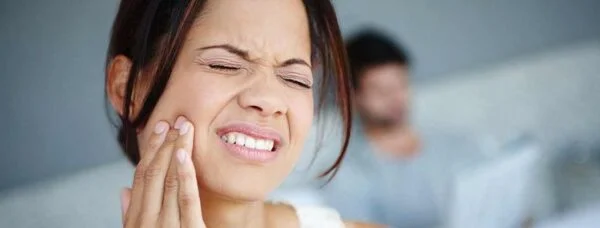 10 Motive Principale pentru Pierderea Dinților 1 Complicații și riscuri asociate cu implanturile dentare: Cum le prevenim?