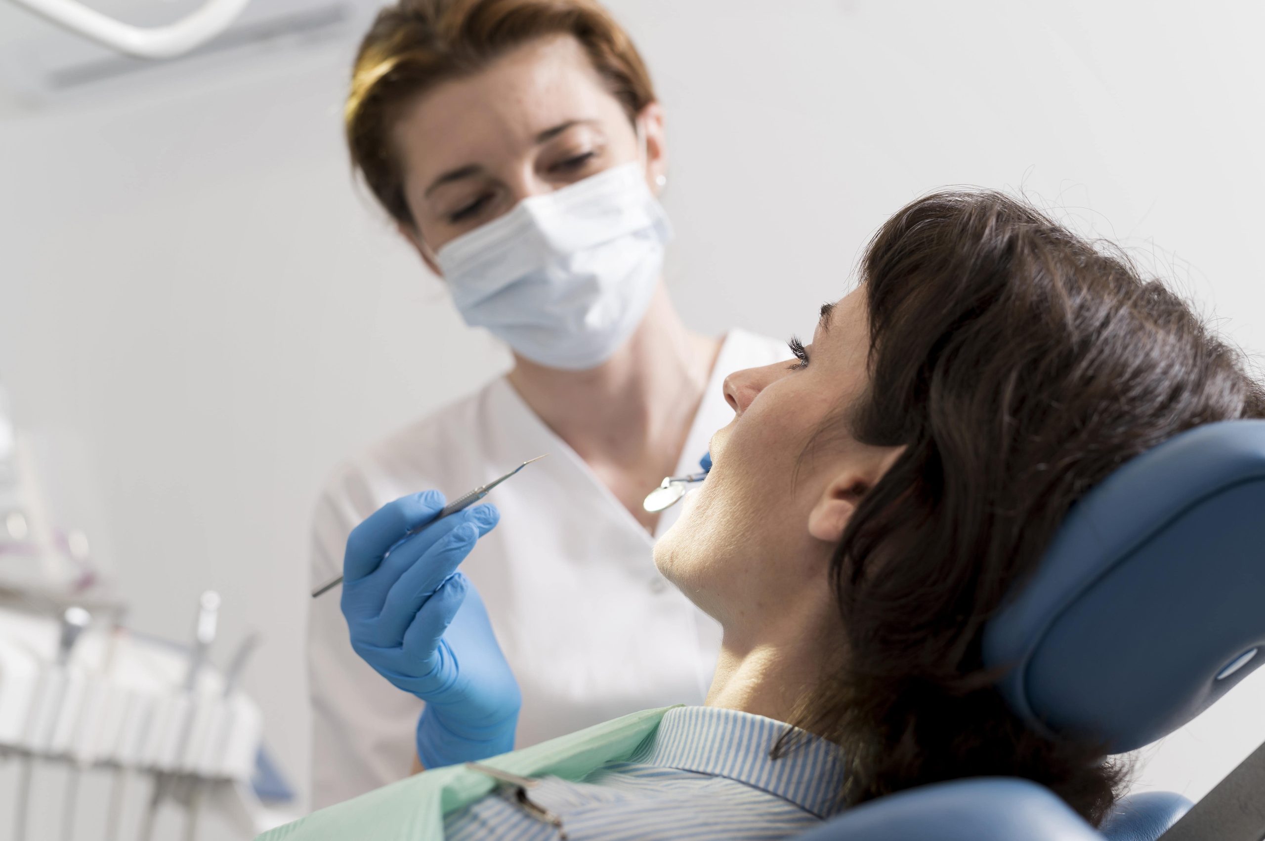 Examinarea mucoasei orale în timpul unui control stomatologic pentru diagnosticarea cancerului bucal