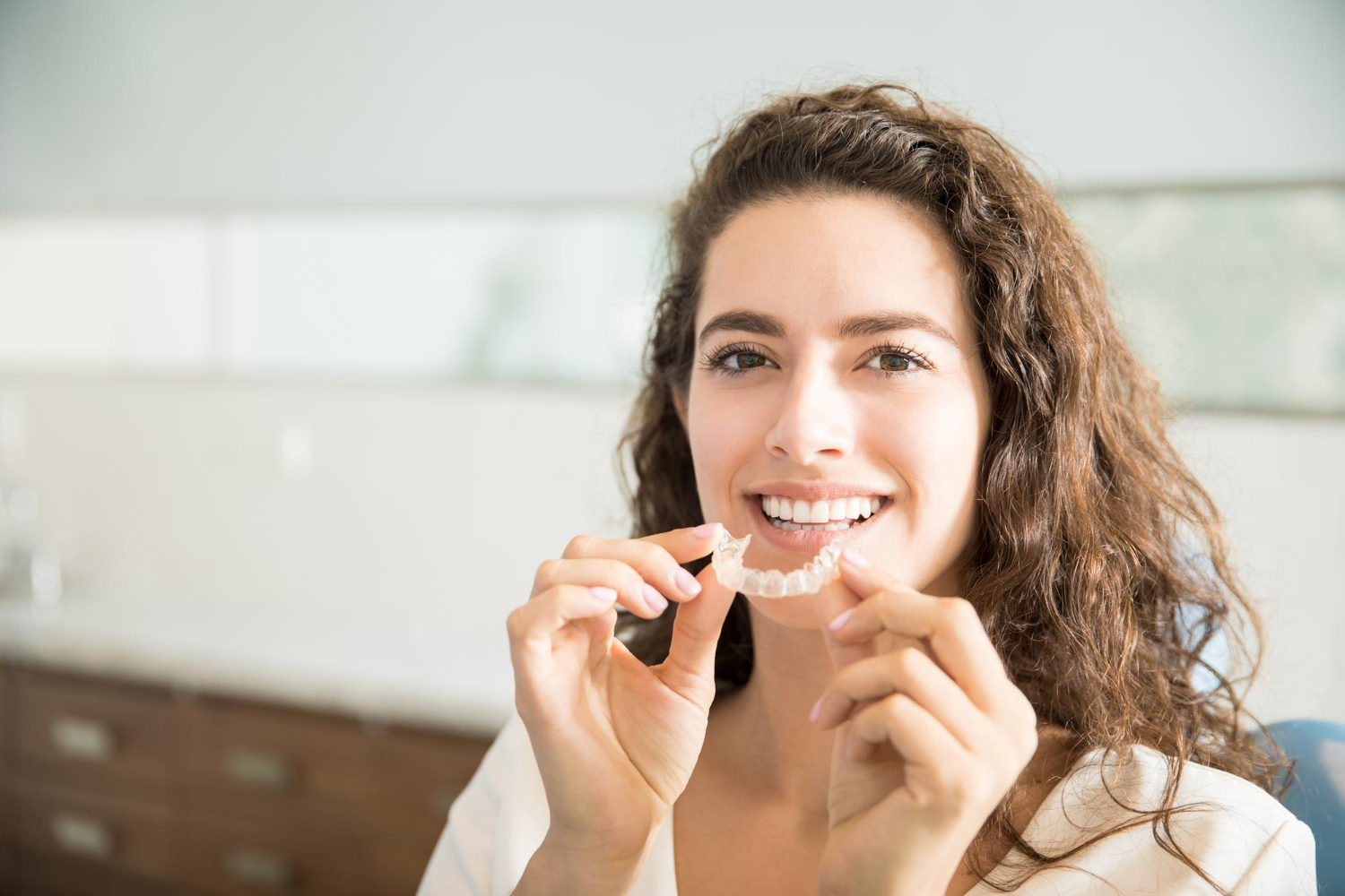 Aparat dentar invizibil Invisalign preț