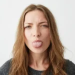 Ai limba albă? Află cauzele, tratamentele și cum o poți preveni