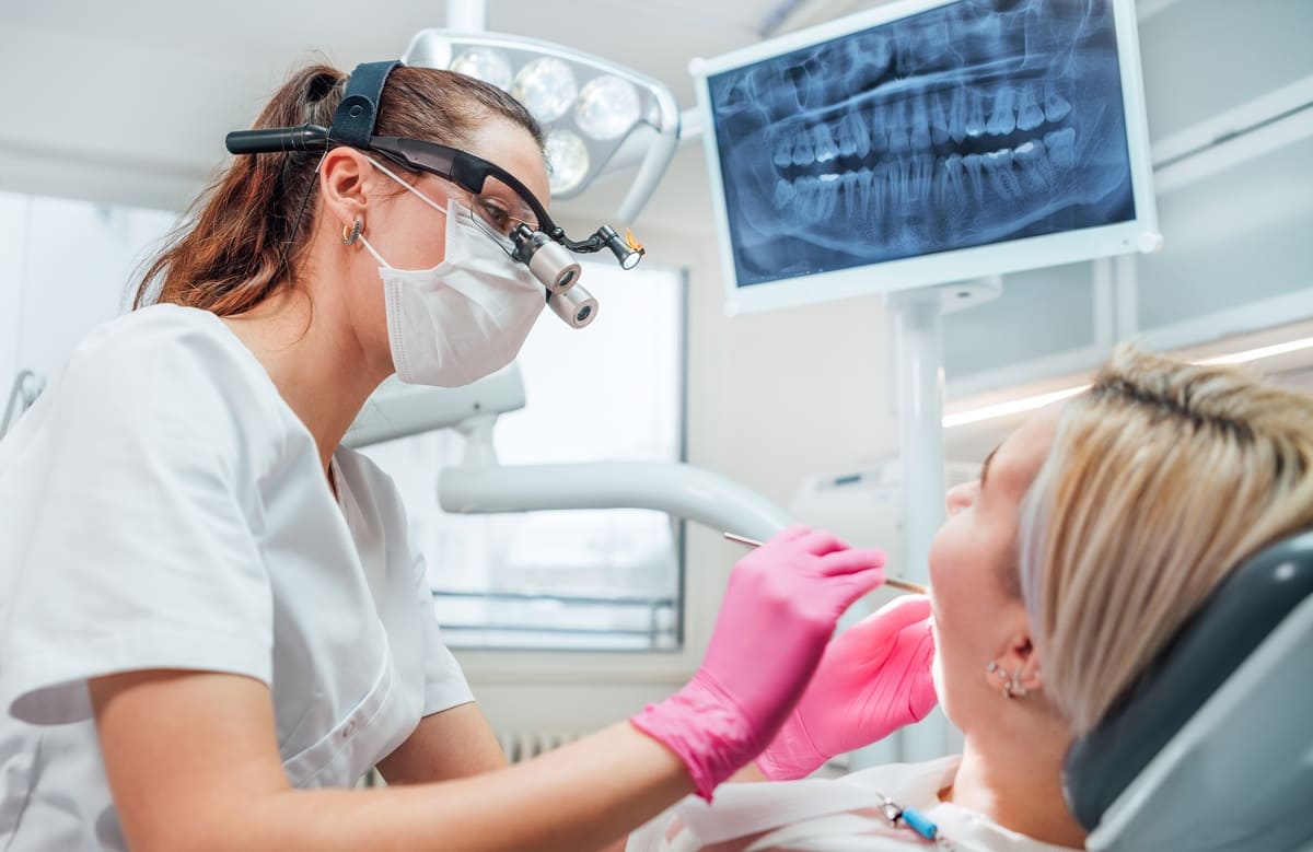 pacient multumit la clinica dentara premium implanturi campina