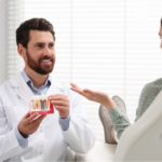 Dentist Care Prezinta Pacientei Ingrijirea Dupa Implantul Dentar