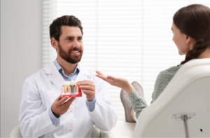 Dentist Care Prezinta Pacientei Ingrijirea Dupa Implantul Dentar