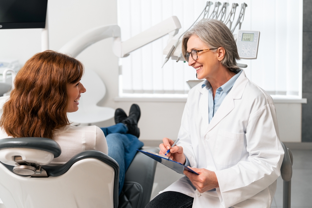 femeie la consultatie in cabinetul stomatologic