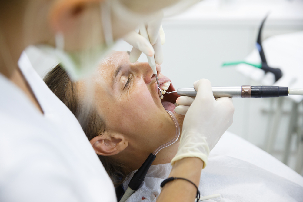 medic dentist care efectueaza un examen oral pentru diagnosticarea parodontozei