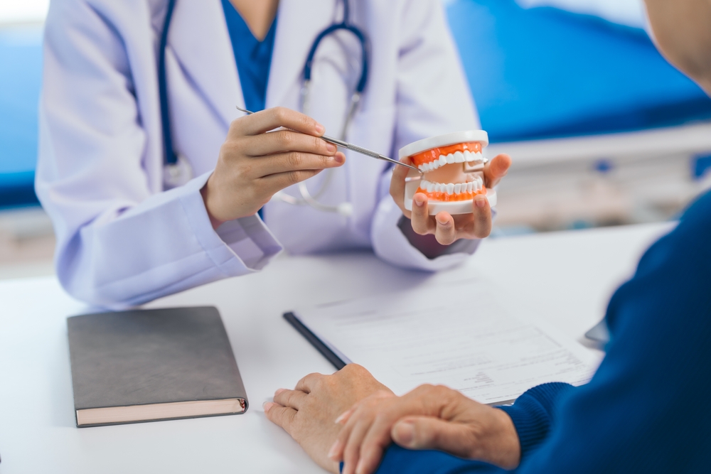 medic dentist care prezinta procesul de extractie a maselei de minte