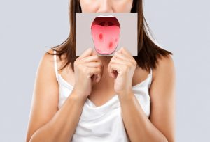 Medic stomatolog examinează cavitatea orală pentru depistarea cancerului bucal la Clinica Stomatologică Prodent Dr. Gruia