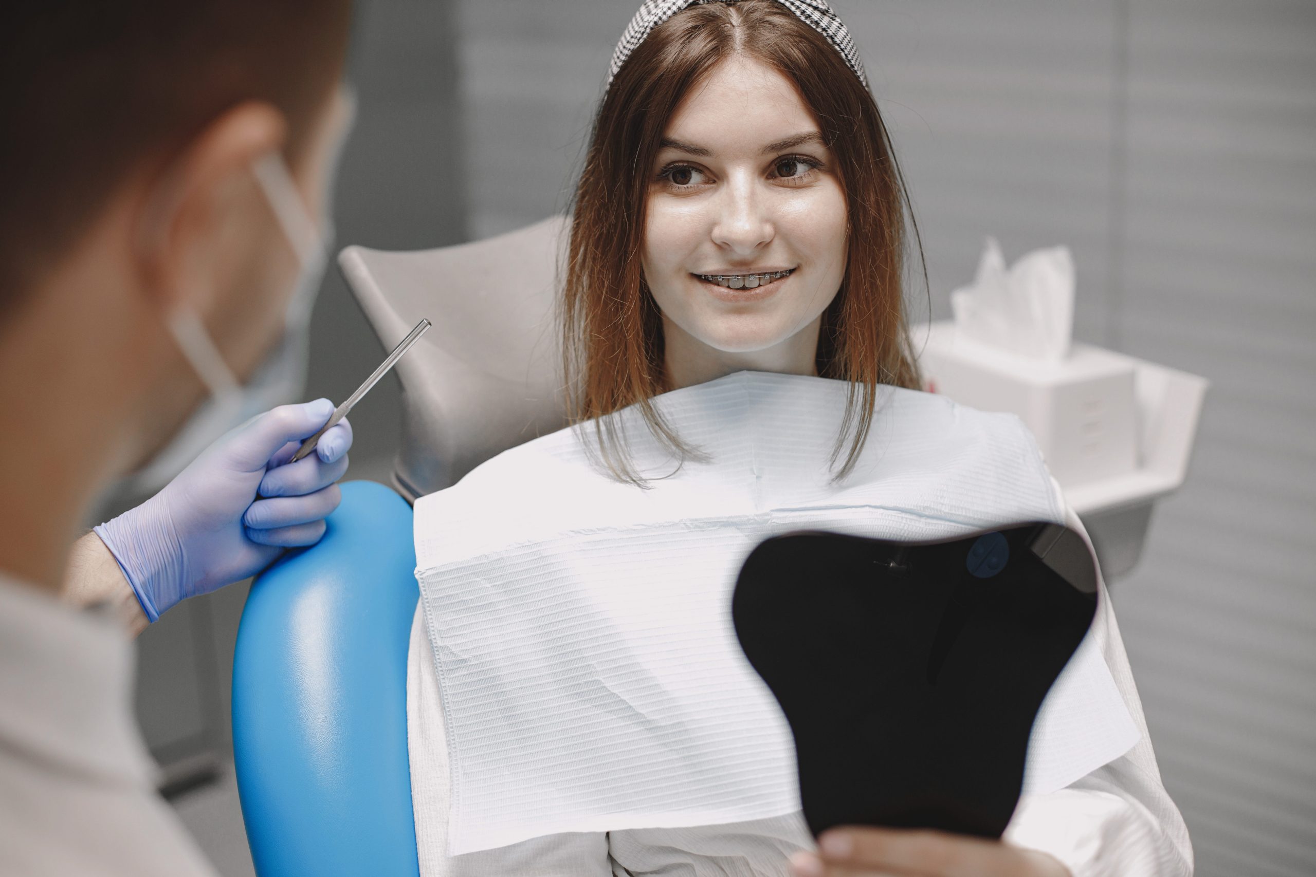 Aparat dentar metalic montat la Clinicile Stomatologice ProDent Dr. Gruia din București și Câmpina