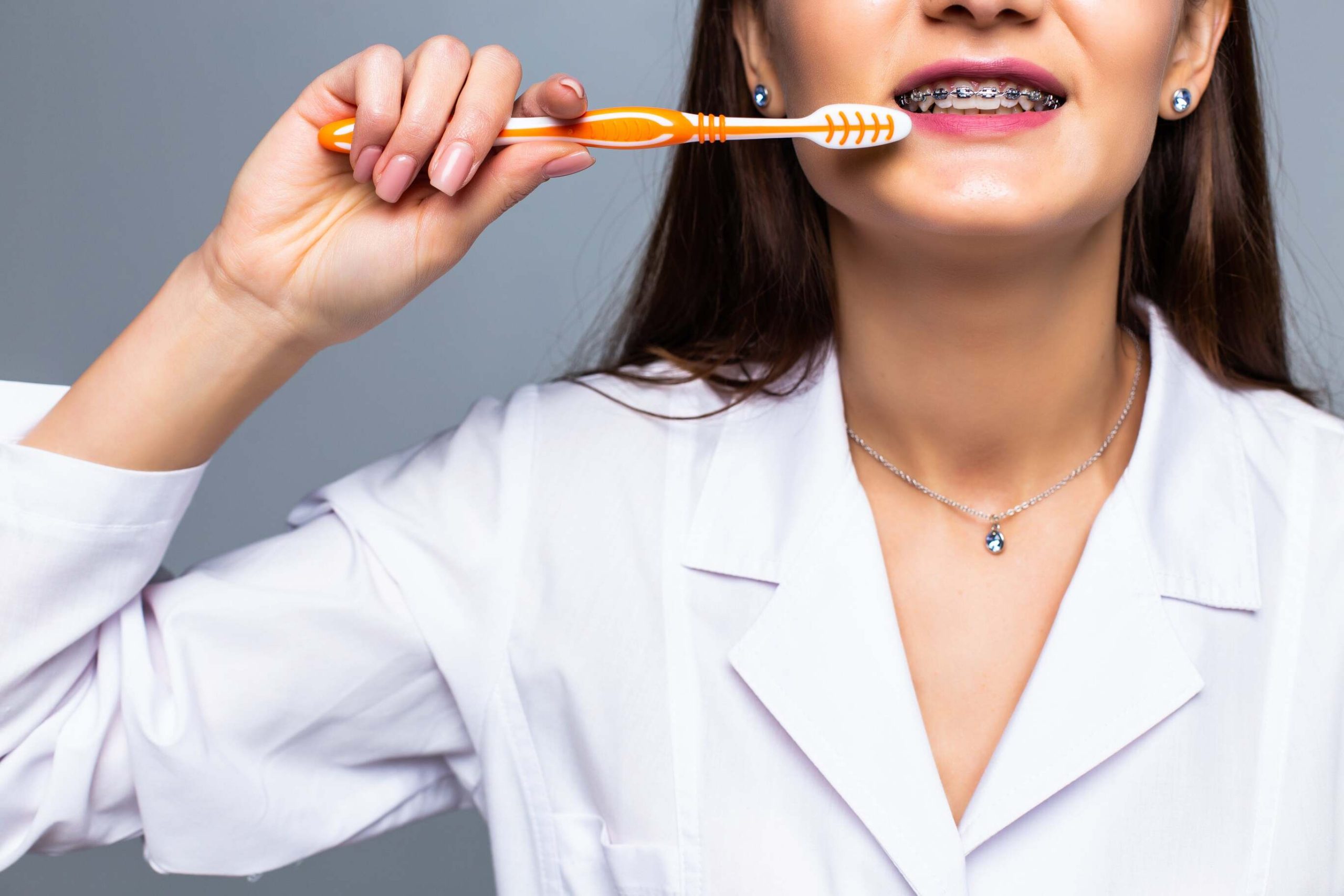 Îngrijirea corectă a aparatului dentar metalic pentru menținerea sănătății orale