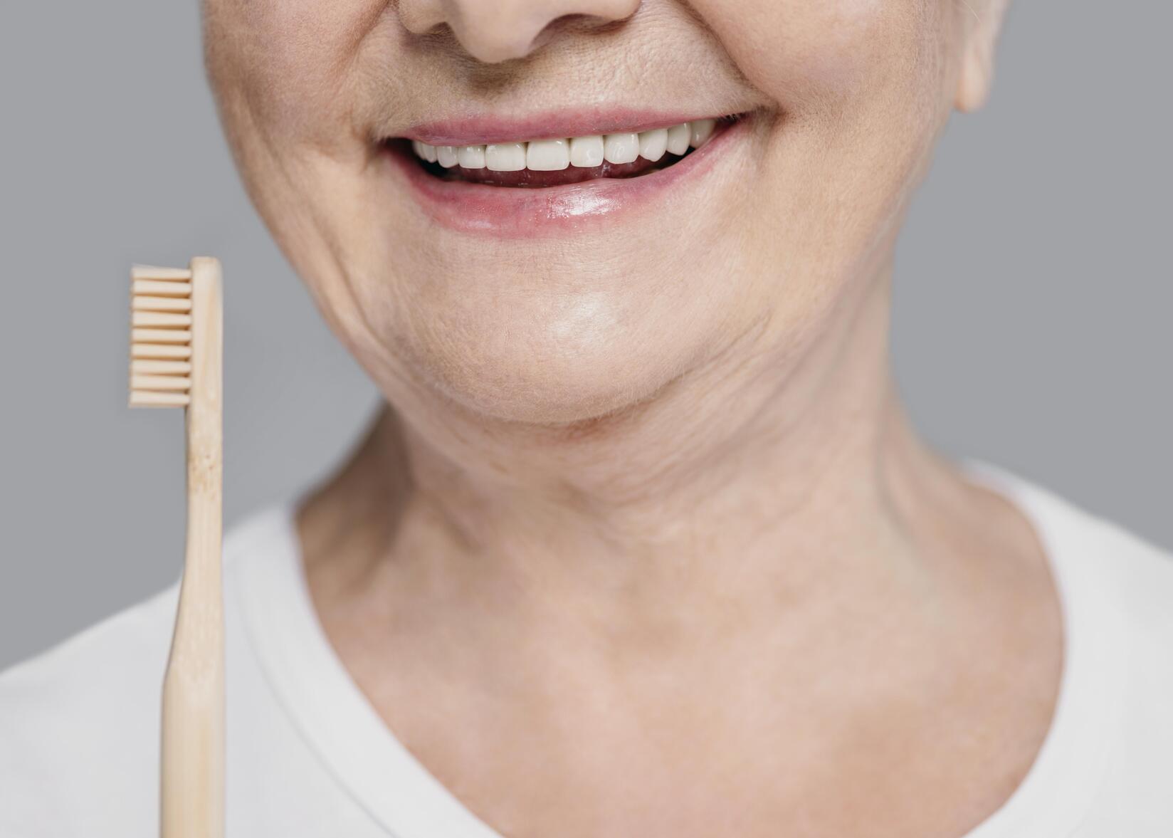Lucrare protetică fixă pe implanturi dentare cu aspect natural și stabilitate ridicată